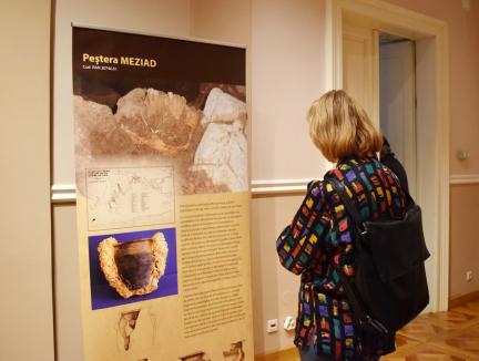 „Dialogul între două lumi”: Cele mai importante descoperiri arheologice din peșterile din Bihor, expuse la Muzeul Țării Crișurilor (FOTO)