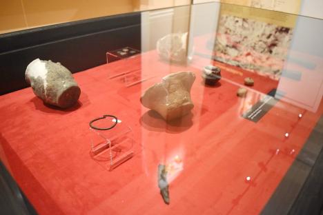 „Dialogul între două lumi”: Cele mai importante descoperiri arheologice din peșterile din Bihor, expuse la Muzeul Țării Crișurilor (FOTO)