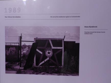 'Revoluţia de catifea', prezentată prin fotografii inedite de Muzeul Ţării Crişurilor (FOTO)
