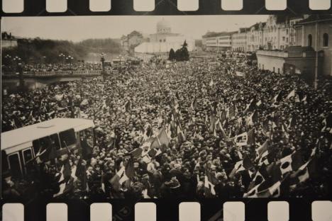 'Revoluţia în imagini': Fotografii inedite cu Oradea la Revoluţie, expuse în Cetate (FOTO)