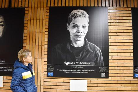 Rușine și lacrimi: Povestea Sîrmancăi, bihoreanca care a supraviețuit lagărului de la Cighid, expusă într-o stație de metrou din București (FOTO)
