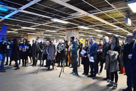 Rușine și lacrimi: Povestea Sîrmancăi, bihoreanca care a supraviețuit lagărului de la Cighid, expusă într-o stație de metrou din București (FOTO)