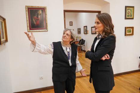 Doamna mărgelelor: O doctoriță stomatologă din Oradea oferă o expoziție inedită, cu tablouri din mărgele minuscule, de sticlă (FOTO/VIDEO)