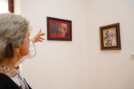 Doamna mărgelelor: O doctoriță stomatologă din Oradea oferă o expoziție inedită, cu tablouri din mărgele minuscule, de sticlă (FOTO/VIDEO)