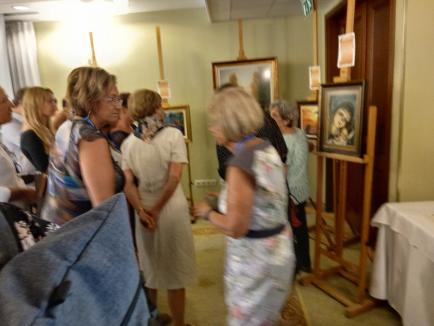 Expoziție cu tablouri din mărgeluțe de sticlă realizate de doctorița orădeană Mariana Casian, la Miskolc (FOTO)