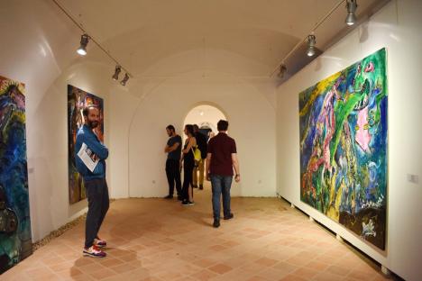 Urletul mut al Vioarei Bara: Artista prezintă, la Oradea, picturile reunite în expoziția „Între bestie și supraom – Un abis” (FOTO)