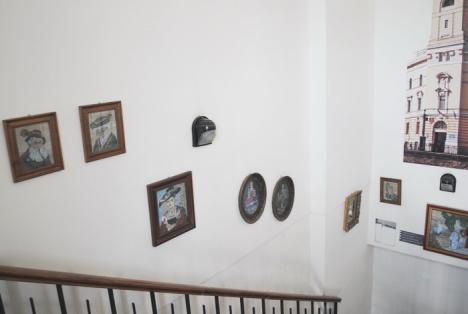 'Acul de aur'. Expoziţie de goblenuri cu reproduceri după Grigorescu în Turnul Primăriei (FOTO)