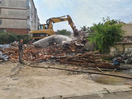 Primărie fără suflet: După ce că sunt despăgubiţi sub valoarea caselor demolate, orădenii expropriaţi sunt umiliţi de funcţionari (FOTO / VIDEO)