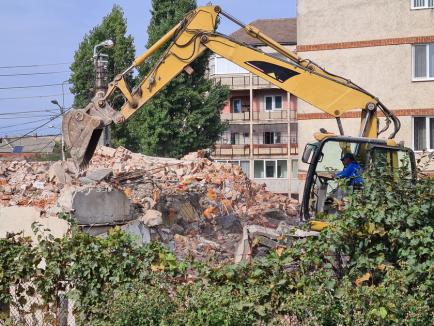 Primărie fără suflet: După ce că sunt despăgubiţi sub valoarea caselor demolate, orădenii expropriaţi sunt umiliţi de funcţionari (FOTO / VIDEO)