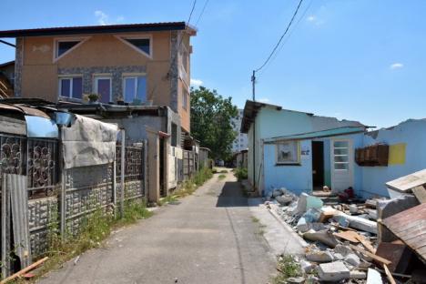 Vine demolarea! Primăria a predat amplasamentul pentru amenajarea sensului giratoriu pe Oneştilor cu exproprierea a 11 locuinţe (FOTO)