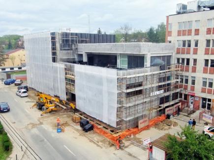 Au ridicat clădirea. Extinderea Unităţii de Primiri Urgenţe de la Spitalul Judeţean a fost realizată în proporţie de 65% (FOTO)