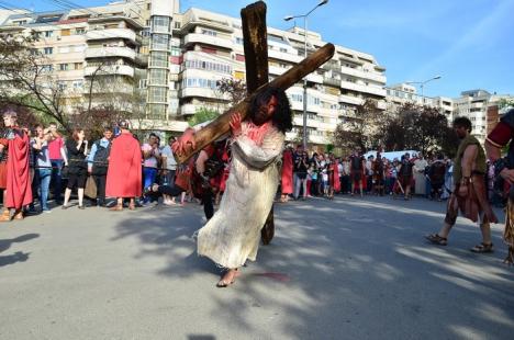 Patimile lui Hristos: Sute de orădeni l-au însoţit pe Iisus pe Drumul Crucii (FOTO / VIDEO)