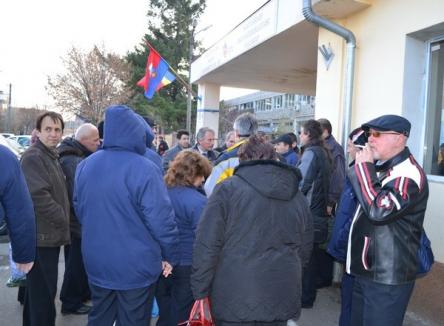 Angajaţii OTL protestează în faţa instituţiei cerând creşteri salariale (FOTO)
