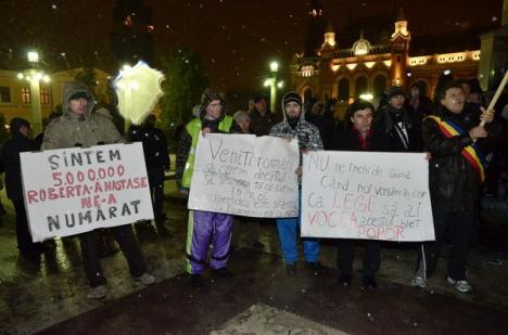 Oradea, seara a şasea de proteste: Unii manifestanţi s-au retras din cauza lozincilor vulgare (FOTO)