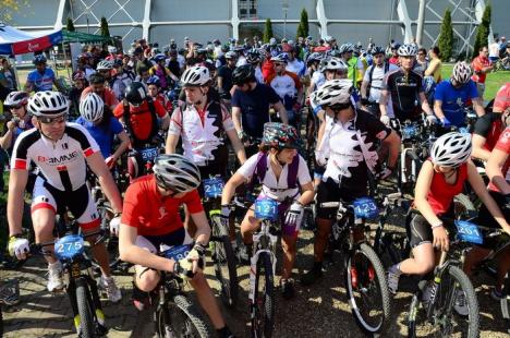 Sute de biciclişti s-au adunat ca să promoveze ciclismul şi mişcarea în aer liber (FOTO)