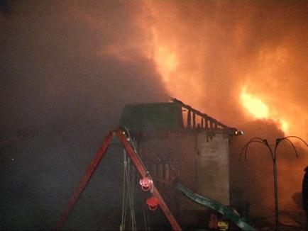 Atelier de tâmplărie distrus într-un incendiu la Salonta (FOTO/VIDEO)