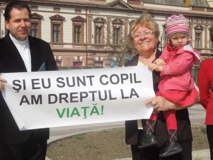 Marş anti-avort în Oradea: "Dacă nu vă vreţi copiii, daţi-i spre adopţie" (FOTO)