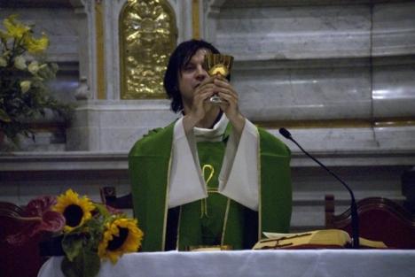 Un român devine celebru în Italia: Ziua e preot, iar noaptea Elvis (FOTO)