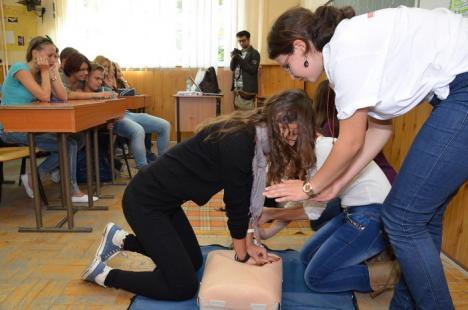 Salvarea începe de la şcoală: Sute de elevi bihoreni, învăţaţi cum să acorde primul ajutor (FOTO/VIDEO)