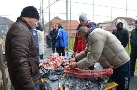 An ca porcu': FC Bihor s-a reunit pentru ultima oară în 2014 la... pomana porcului (FOTO)