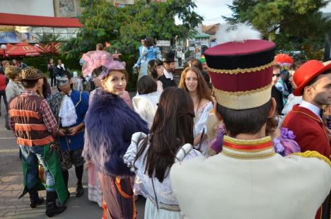 Parada costumelor: Actorii au adus zâmbete pe feţele orădenilor care au trecut pe Corso (FOTO)