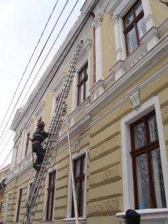 Pompierii, chemaţi să dea jos ţurţurii de gheaţă de pe clădirea DSP Bihor (FOTO)