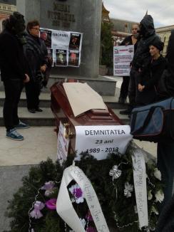 Doliu pentru Roşia Montană: Protestatarii au dus un sicriu în Piaţa Unirii, pe motiv că "demnitatea României" a murit (FOTO)