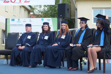 Universitatea Agora a trimis în lume noi generaţii de economişti şi jurişti (FOTO)