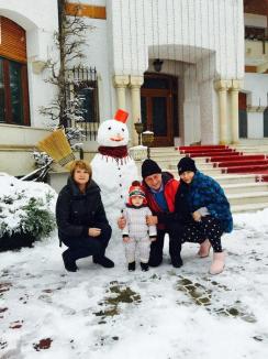 Un bunic tracţiune: Traian Băsescu şi-a scos nepoţica la zăpadă (FOTO)