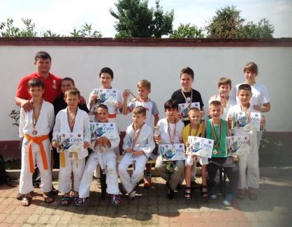 Copiii de la LPS Bihorul au cucerit 9 locuri I la Cupa Păuliş, de la Arad, la judo