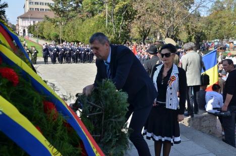 Ziua Oradiei, confiscată de politicieni. În loc de tricolor, PSD-istele şi-au pus în piept "cocarde" cu Victor Ponta (FOTO)