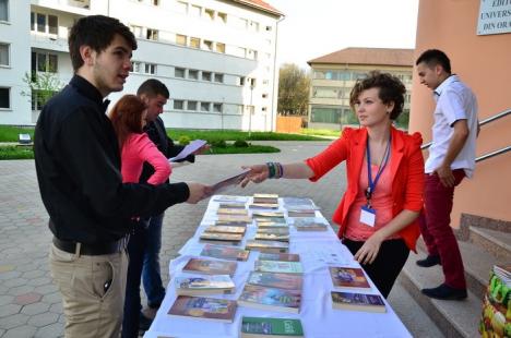 Noaptea Bibliotecilor: Pentru că "lectura e cool-tură", elevii orădeni au împărţit gratis cărţi (VIDEO)