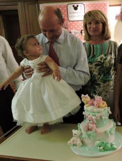 De ziua ei, nepoata preşedintelui Băsescu a ales de pe tavă o bărcuţă (FOTO)