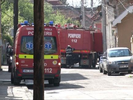 Panică pe o stradă din Oradea: Subsolul unuI imobil a luat foc (FOTO)
