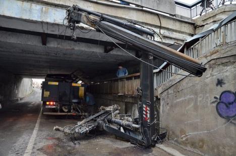 Prostia nu are limite: un şofer profesionist a lovit Podul Decebal pentru că n-a încăput pe sub el! (FOTO)