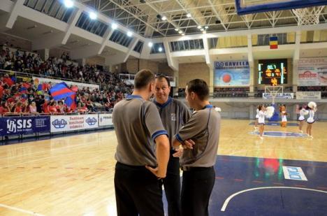 CSM Oradea s-a impus la 9 puncte diferenţă în jocul cu CSU Sibiu şi a rămas lider al clasamentului (FOTO)