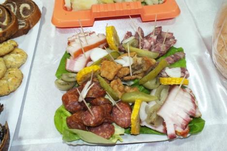 Studenţii orădeni s-au întrecut la oale, gătind bucate tradiţionale româneşti (FOTO)