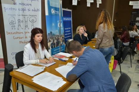 Absolvenţi puţini la bursa locurilor de muncă organizată de AJOFM Bihor (FOTO)