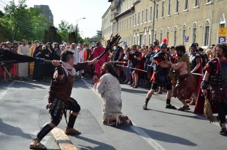 Patimile lui Hristos: Sute de orădeni l-au însoţit pe Iisus pe Drumul Crucii (FOTO / VIDEO)