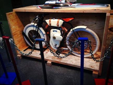 "Crucişător" pe două roţi: Un angajat al Teatrului Regina Maria din Oradea a creat un nou tip de bicicletă cu motor (FOTO/VIDEO)