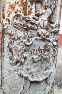 Mesaje din trecut: Pe străzile Oradiei mai pot fi văzute socluri de la stâlpii de iluminat montaţi acum mai bine de un secol (FOTO)