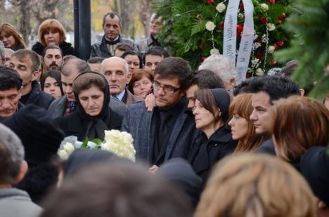 Victimele accidentului de luni au fost înmormântate: Micuţul Elias a fost îngropat în braţele mămicii sale (FOTO)