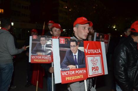 Miting pro-Ponta: PSD-iştii au făcut discotecă, cu instalaţie de fum şi jocuri de lumini (FOTO/VIDEO)
