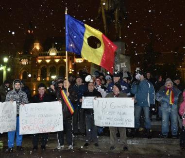 Oradea, seara a şasea de proteste: Unii manifestanţi s-au retras din cauza lozincilor vulgare (FOTO)