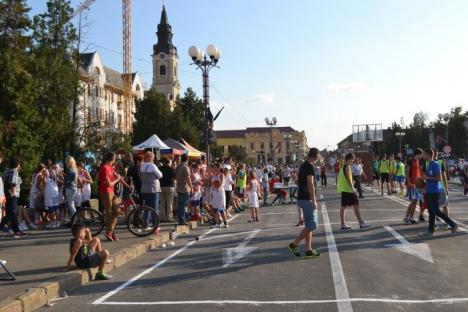 Streetball în Piaţa Unirii: Baschetbaliştii de la CSM au jucat împotriva copiilor (FOTO/VIDEO)
