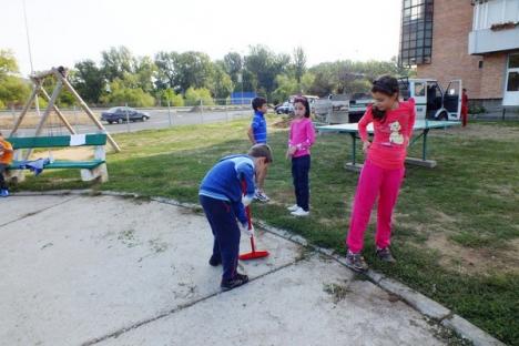 Voluntarii Provident şi picii din Dragoş Vodă au făcut un nou loc de joacă (FOTO/VIDEO)