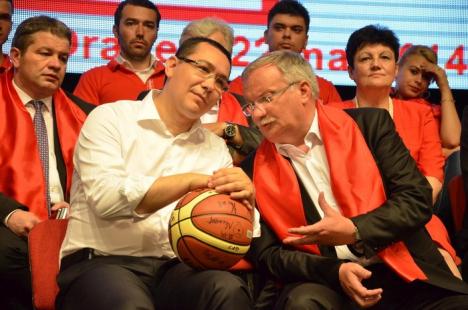 Pesediştii bihoreni l-au rugat pe Ponta să candideze la Preşedinţie şi i-au dat o minge semnată de baschetbaliştii CSM Oradea (FOTO/VIDEO)