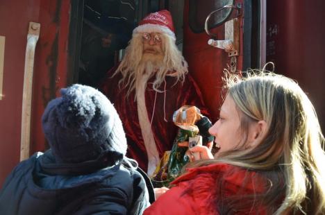 Daruri pentru toţi! Sute de copii l-au întâmpinat în gară pe Moş Crăciun (FOTO)