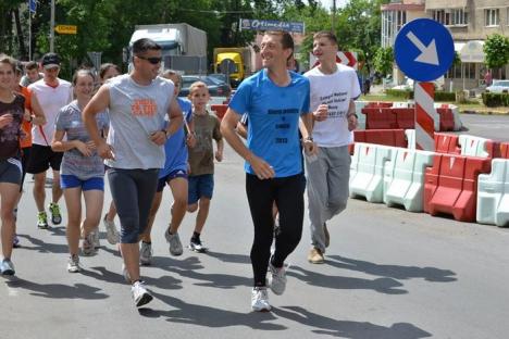 Remus Sime, întâmpinat cu urale în Beiuş după cursa de 200 de kilometri pentru acordarea de burse şcolare (FOTO)