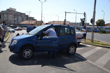 O şoferiţă neatentă s-a răsturnat cu maşina lângă Piaţa Mare, după ce a trecut pe roşu (FOTO)